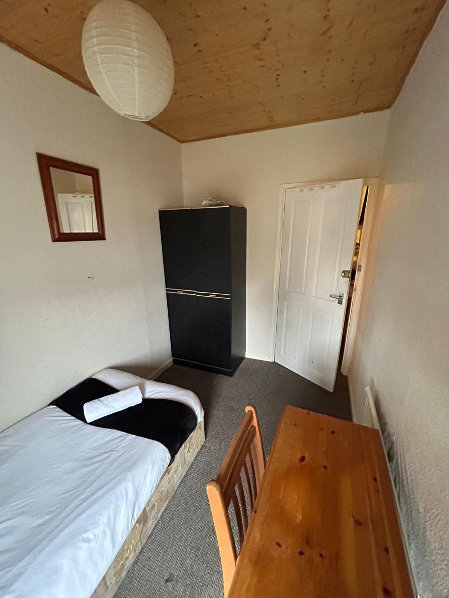 Hotel Hill Breeze House à Merthyr Tydfil Extérieur photo